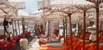 Antalya'da Konyaaltı Sahili'nde Tatil Maliyetleri Yüksek